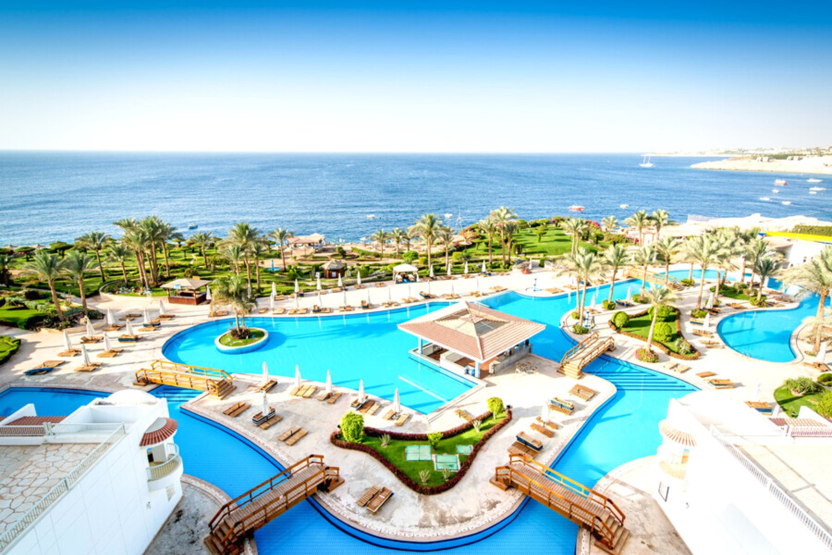 Stunning coastal lines in sharm el sheikh with exklusive red sea hotels resorts